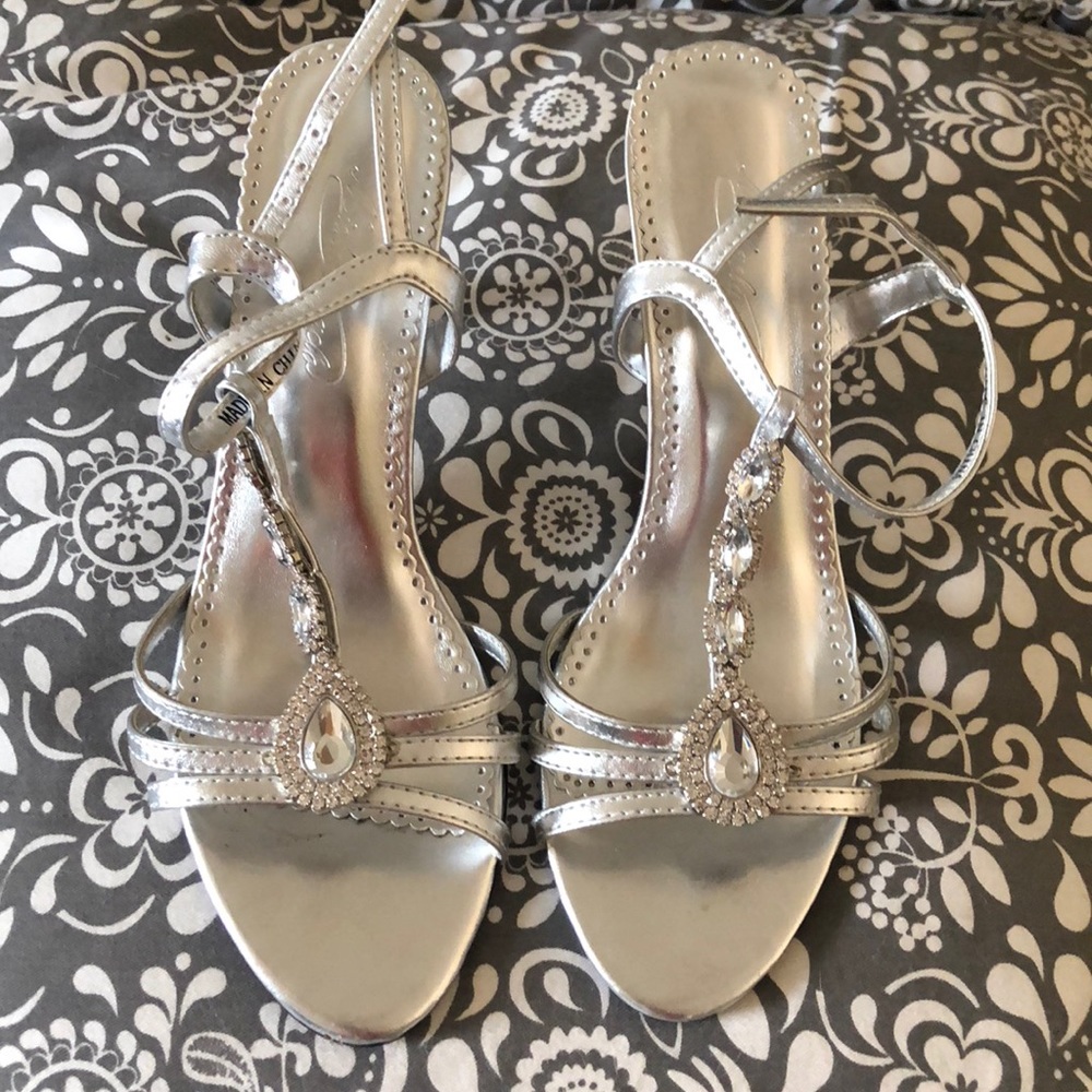 Beautiful formal shoes size 9!!